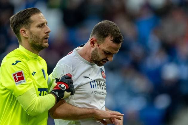 Sport Themen der Woche KW04 Sport Bilder des Tages Oliver Baumann (TSG 1899 Hoffenheim, 01) und Benedikt Gimber (FC Heidenheim, 05) verletzt, GER, TSG 1899 Hoffenheim vs. 1. FC Heidenheim, Fussball, Bundesliga, 19. Spieltag, Spielzeit 2023 2024, 27.01.2024, DFB DFL regulations prohibit any use of photographs as image sequences and or quasi-video., GER, TSG 1899 Hoffenheim vs. 1. FC Heidenheim, Fussball, Bundesliga, 19. Spieltag, Spielzeit 2023 2024, 27.01.2024 Sinsheim *** Oliver Baumann TSG 1899 Hoffenheim, 01 and Benedikt Gimber FC Heidenheim, 05 injured, GER, TSG 1899 Hoffenheim vs 1 FC Heidenheim, Football, Bundesliga, Matchday 19, Season 2023 2024, 27 01 2024, DFB DFL regulations prohibit any use of photographs as image sequences and or quasi video , GER, TSG 1899 Hoffenheim vs 1 FC Heidenheim, Football, Bundesliga, Matchday 19, Season 2023 2024, 27 01 2024 Sinsheim Copyright: xEibner-Pressefoto SaschaxWaltherx EP_EER