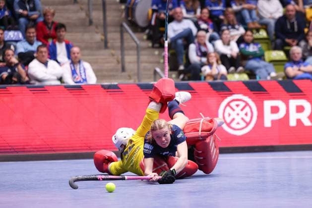 Sport Themen der Woche KW04 Sport Bilder des Tages Frankfurt am Main am 27.01.2024 Volvo E.R.B. Final4 2024, Deutsche Hallenhockey-Meisterschaften 2024, Halbfinale der Damen Harvestehuder THC Düsseldorfer HC v.l., Penalty schiessen, Rosa KRÜGER Harvestehuder THC, Lilly STOFFELSMA Düsseldorfer HC *** Frankfurt am Main on 27 01 2024 Volvo E R B Final4 2024, German Indoor Hockey Championships 2024, Womens semi-final Harvestehuder THC Düsseldorfer HC v l , Penalty shooting, Rosa KRÜGER Harvestehuder THC, Lilly STOFFELSMA Düsseldorfer HC Copyright: JoaquimxFerreira