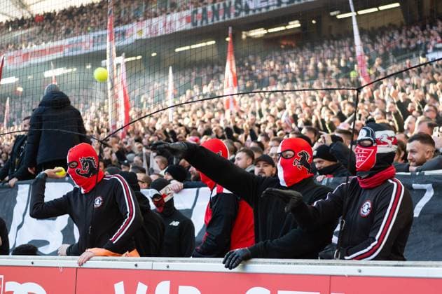Sport Themen der Woche KW04 Sport Bilder des Tages Fan Proteste gegen DFL VfB Stuttgart Fans werfen Tennisbaelle auf den Rasen, VfB Stuttgart vs. RB Leipzig, Fussball, Herren, 1. Bundesliga, 19. Spieltag, Saison 23 24, GER, 27.01.2024, DFL DFB REGULATIONS PROHIBIT ANY USE OF PHOTOGRAPHS AS IMAGE SEQUENCES AND OR QUASI-VIDEO, VfB Stuttgart vs. RB Leipzig, Fussball, Herren, 1. Bundesliga, 19. Spieltag, Saison 23 24, GER, 27.01.2024 Stuttgart *** Fan protests against DFL VfB Stuttgart fans throw tennis balls onto the pitch, VfB Stuttgart vs RB Leipzig, Football, Men, 1 Bundesliga, Matchday 19, Season 23 24, GER, 27 01 2024, DFL DFB REGULATES PROHIBIT ANY USE OF PHOTOGRAPHS AS IMAGE SEQUENCES AND OR QUASI VIDEO, VfB Stuttgart vs RB Leipzig, Football, Men, 1 Bundesliga, Matchday 19, Season 23 24, GER, 27 01 2024 Stuttgart Copyright: xEibner-Pressefoto WolfgangxFrankx EP_WFK