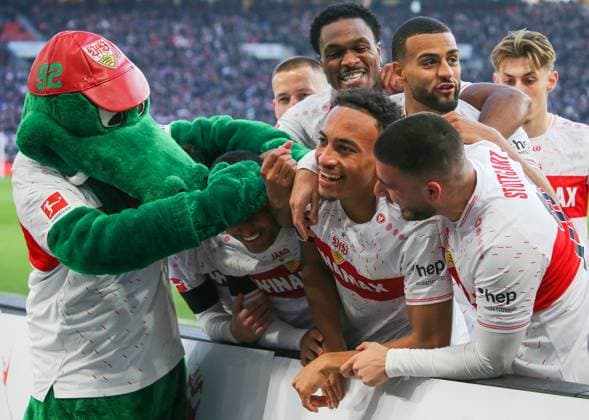 Sport Themen der Woche KW04 Sport Bilder des Tages 27.01.2024, Deutschland, Stuttgart, Fußball Bundesliga, Saison 2023 2024, VfB Stuttgart vs. RB Leipzig, Torschütze Jamie Leweling (VfB, vorn Mitte) jubelt über das Tor zum 3:1, v.l. Maskottchen Fritzl, Enzo Millot, Waldemar Anton (hinten), Jamie Leweling, Dan-Axel Zagadou, Deniz Undav (vorn), Josha Vagnoman Gemäß den Vorgaben der DFL Deutsche Fußball Liga ist es untersagt, in dem Stadion und oder vom Spiel angefertigte Fotoaufnahmen in Form von Sequenzbildern und oder videoähnlichen Fotostrecken zu verwerten bzw. verwerten zu lassen. *** 27 01 2024, Germany, Stuttgart, Soccer Bundesliga, Season 2023 2024, VfB Stuttgart vs RB Leipzig, Goalscorer Jamie Leweling VfB, front center celebrates the goal to 3 1, f l Mascot Fritzl, Enzo Millot, Waldemar Anton back , Jamie Leweling, Dan Axel Zagadou, Deniz Undav front , Josha Vagnoman In accordance with the regulations of the DFL German Football League, it is prohibited to use or have used photographs taken in the stadium and or of the match in the form of sequential images and or video-like photo series