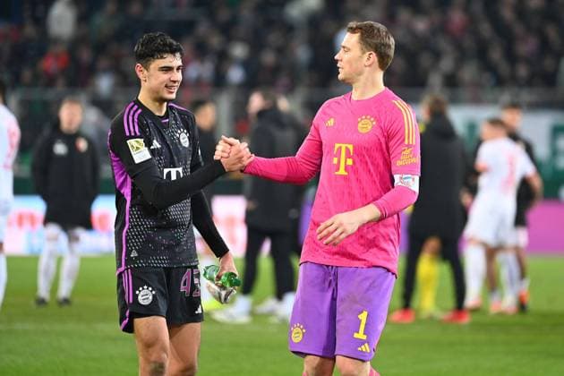 v.li:Aleksandar PAVLOVIC (Bayern Muenchen) mit Manuel NEUER (Torwart Bayern Muenchen) nach Spielende,Aktion. Schlussjubel. Fussball 1. Bundesliga Saison 2023 2024, 19.Spieltag, Spieltag19, FC Augsburg - FC Bayern Muenchen 2-3 am 27.01.2024 ,WWK Arena Augsburg.