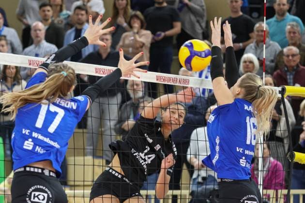 Sport Themen der Woche KW04 Sport Bilder des Tages 27.01.2024, xusrbx, Volleyball 1.Bundesliga Damen, VC Wiesbaden - Rote Raben Vilsbiburg emspor, v.l. Rachel Anderson (VC Wiesbaden, 17), Alondra Vazquez Rivera (Rote Raben Vilsbiburg, 14), Izabella Rapacz (VC Wiesbaden, 16), (DFL DFB REGULATIONS PROHIBIT ANY USE OF PHOTOGRAPHS as IMAGE SEQUENCES and or QUASI-VIDEO) Wiesbaden *** 27 01 2024, xusrbx, Volleyball 1 Bundesliga Damen, VC Wiesbaden Rote Raben Vilsbiburg emspor, v l Rachel Anderson VC Wiesbaden, 17 , Alondra Vazquez Rivera Rote Raben Vilsbiburg, 14 , Izabella Rapacz VC Wiesbaden, 16 , DFL DFB REGULATIONS PROHIBIT ANY USE OF PHOTOGRAPHS as IMAGE SEQUENCES and or QUASI VIDEO Wiesbaden