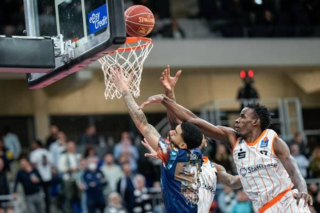 Sport Themen der Woche KW04 Sport Bilder des Tages v.li.: Josh Gray (Heidelberg, 3), Tylor Ongwae (Chemnitz, 17), Zweikampf, Spielszene, Duell, duel, tackle, tackling, Dynamik, Action, Aktion, 27.01.2024, Heidelberg (Deutschland), Basketball, Bundesliga, MLP Academics Heidelberg - NINERS Chemnitz *** v li Josh Gray Heidelberg, 3 , Tylor Ongwae Chemnitz, 17 , duel, duel, tackle, tackling, dynamics, action, action, 27 01 2024, Heidelberg Germany , Basketball, Bundesliga, MLP Academics Heidelberg NINERS Chemnitz xozx