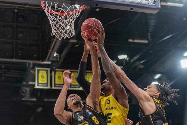 Sport Themen der Woche KW04 Sport Bilder des Tages Jaren Lewis (MHP Riesen Ludwigsburg, 08), Ebuka Izundu (EWE Baskets Oldenburg, 15), Jonathan Baehre (MHP Riesen Ludwigsburg, 01). GER, EWE Baskets Oldenburg vs. MHP Riesen Ludwigsburg, Basketball, Bundesliga, easycredit BBL, 18. Spieltag, Saison 2023 2024, 27.01.2024. GER, EWE Baskets Oldenburg vs. MHP Riesen Ludwigsburg, Basketball, Bundesliga, easycredit BBL, 18. Spieltag, Saison 2023 2024, 27.01.2024. Oldenburg *** Jaren Lewis MHP Riesen Ludwigsburg, 08 , Ebuka Izundu EWE Baskets Oldenburg, 15 , Jonathan Baehre MHP Riesen Ludwigsburg, 01 GER, EWE Baskets Oldenburg vs MHP Riesen Ludwigsburg, Basketball, Bundesliga, easycredit BBL, Matchday 18, Season 2023 2024, 27 01 2024 GER, EWE Baskets Oldenburg vs MHP Riesen Ludwigsburg, Basketball, Bundesliga, easycredit BBL, Matchday 18, Season 2023 2024, 27 01 2024 Oldenburg Copyright: xEibner-Pressefoto FabianxSteffenx EP_FSS