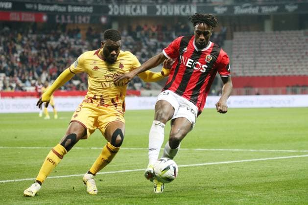 RECORD DATE NOT STATED OGCN METZ Serge Haouzi MAXPPP - Nice Nice le 26 Janvier 2024 au stade de l Allianz Riviera l OgcNice recoit Metz pour le compte de la dix neuvieme journee de Ligue 1 Uber Eats 2024. Le joueur nivßois Guessand (D) au duel avec le joueur messin Traore lors du match OgcNice Metz Nice France  Copyright: xMAXPPPxSergexHaouzix SHZ202401277629 SHZ202401277629