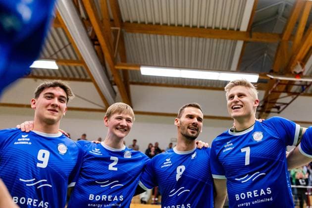 27.01.2024, GER, 2.BL Maenner Sued, Volleyball, Saison 2023 2024, Blue Volleys Gotha vs TV Rottenburg 1861 die Mannschaft der Blue Volleys Gotha feiern den Sieg den den direkten Tabellennachbarn im Topspiel mit 3:1 in Saetzen gegen TV Rottenburg 1861 im Bild zu sehen Franz Aaron Stueckrad (Blue Volleys Gotha) Richard Werner (Blue Volleys Gotha) Dominik Duchac (Blue Volleys Gotha) Krochmann, Hannes (Blue Volleys Gotha) 99867 Gotha Ernestiner-Halle Thüringen Deutschland