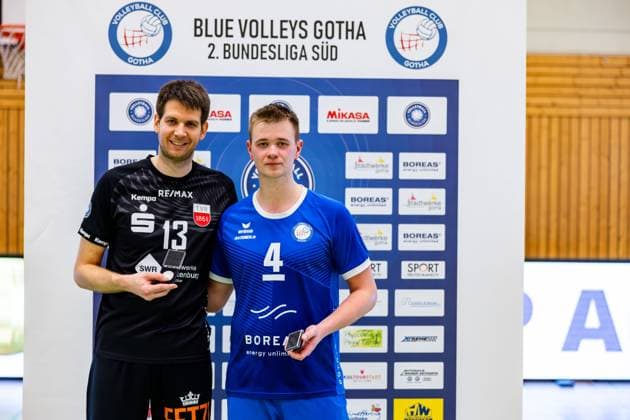 27.01.2024, GER, 2.BL Maenner Sued, Volleyball, Saison 2023 2024, Blue Volleys Gotha vs TV Rottenburg 1861 Weber, Felix (TV Rottenburg 1861) und Werner, Robert (Blue Volleys Gotha) werden zum Player of the Match gewaehlt 99867 Gotha Ernestiner-Halle Thüringen Deutschland