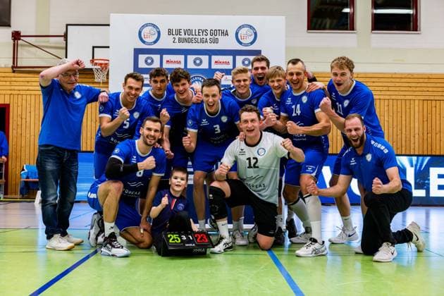 27.01.2024, GER, 2.BL Maenner Sued, Volleyball, Saison 2023 2024, Blue Volleys Gotha vs TV Rottenburg 1861 die Mannschaft der Blue Volleys Gotha feiern den Sieg den den direkten Tabellennachbarn im Topspiel mit 3:1 in Saetzen gegen TV Rottenburg 1861 im Bild zu sehen Assmann, Christoph (Blue Volleys Gotha) Krochmann, Hannes (Blue Volleys Gotha) Jackson, James (Blue Volleys Gotha) Gorski, Tomasz (Blue Volleys Gotha) Richard Werner (Blue Volleys Gotha) Dominik Duchac (Blue Volleys Gotha) Franz Aaron Stueckrad (Blue Volleys Gotha) Len Spankowski (Blue Volleys Gotha) Erik Niederluecke (Blue Volleys Gotha) Harrison Paul McBean (Blue Volleys Gotha) Stueckrad, Max (Blue Volleys Gotha) Werner, Robert (Blue Volleys Gotha) Justus Krausse (Blue Volleys Gotha) Schade, Robin (Blue Volleys Gotha) Nils Longard (Blue Volleys Gotha) Dima Schoenfeld (Blue Volleys Gotha) 99867 Gotha Ernestiner-Halle Thüringen Deutschland