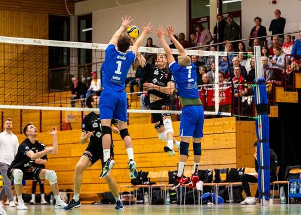 27.01.2024, GER, 2.BL Maenner Sued, Volleyball, Saison 2023 2024, Blue Volleys Gotha vs TV Rottenburg 1861 Justus Krausse (Blue Volleys Gotha) Schippmann, Timon (TV Rottenburg 1861) Krochmann, Hannes (Blue Volleys Gotha) 99867 Gotha Ernestiner-Halle Thüringen Deutschland