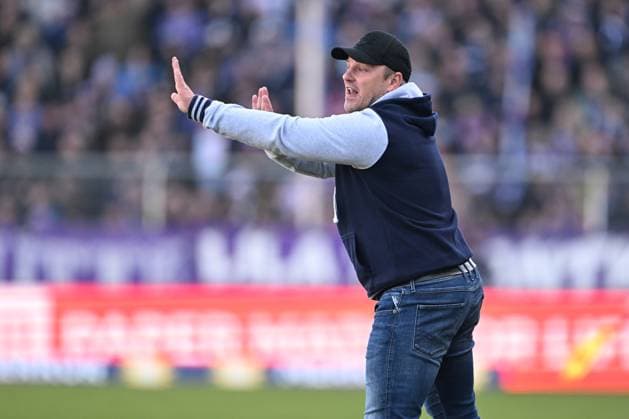 2. Bundesliga - VfL Osnabrück - SC Paderborn 07 am 27.01.2024 an der Bremer Brücke in Osnabrück Trainer Lukasz Kwasniok (SC Paderborn) gibt lautstark Anweisungen.