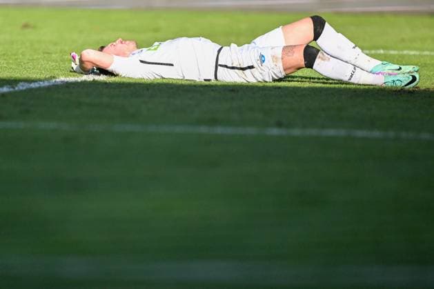 2. Bundesliga - VfL Osnabrück - SC Paderborn 07 am 27.01.2024 an der Bremer Brücke in Osnabrück Torwart Pelle Boevink (SC Paderborn) am Boden.