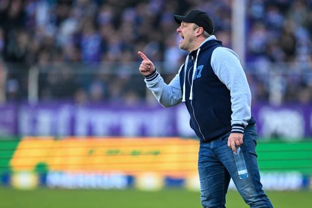 2. Bundesliga - VfL Osnabrück - SC Paderborn 07 am 27.01.2024 an der Bremer Brücke in Osnabrück Trainer Lukasz Kwasniok (SC Paderborn) gibt lautstark Anweisungen