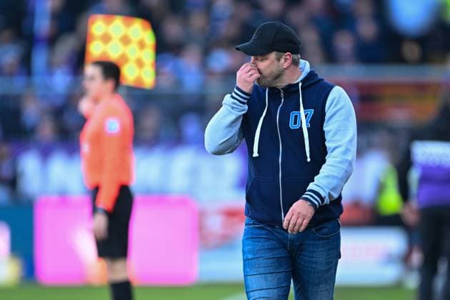 2. Bundesliga - VfL Osnabrück - SC Paderborn 07 am 27.01.2024 an der Bremer Brücke in Osnabrück Trainer Lukasz Kwasniok (SC Paderborn) unzufrieden, enttäuscht, enttaeuscht, niedergeschlagen.