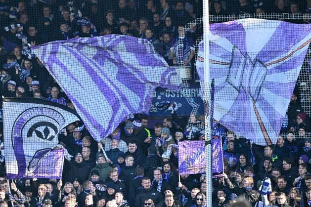 2. Bundesliga - VfL Osnabrück - SC Paderborn 07 am 27.01.2024 an der Bremer Brücke in Osnabrück Fahnen der Osnabrücker Fans