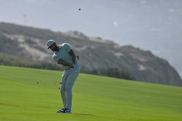 PGA, Golf Herren Golf 2024: Farmers Insurance Open JAN 27 January 27, 2024: Tony Finau hits from the fairway on the 4th hole during the final round of the Farmers Insurance Open at Torrey Pines South in San Diego, California. Justin Fine CSM (Credit Image: Justin Fine Cal Media) San Diego Ca USA EDITORIAL USE ONLY Copyright: xx ZUMA-20240127_zma_c04_464.jpg JustinxFinex csmphotothree227898