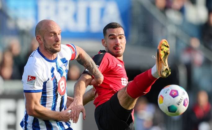 Fussball - 2. BL - SV Wehen Wiesbaden - Hertha BSC Berlin - 27.01.24, Toni Leistner (Hertha), Ivan Prtajin (SVWW), -