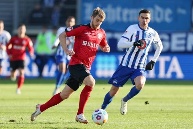 Fussball - 2. BL - SV Wehen Wiesbaden - Hertha BSC Berlin - 27.01.24, Marcus Mathisen (SVWW), Haris Tabakovic (Hertha), -