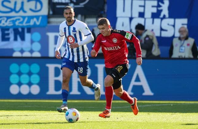 Fussball - 2. BL - SV Wehen Wiesbaden - Hertha BSC Berlin - 27.01.24, Aymen Barkok (Hertha), Lasse Günther (SVWW), -