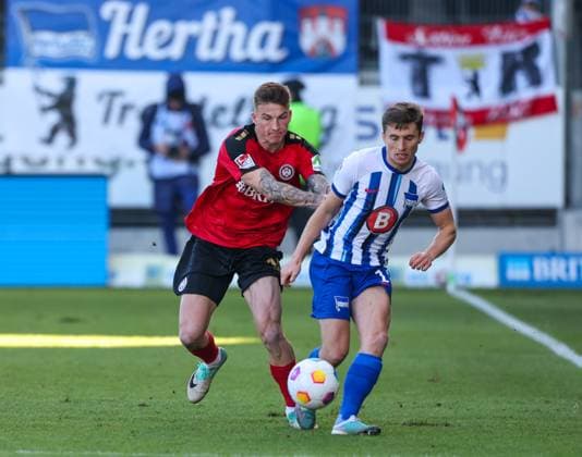 Fussball - 2. BL - SV Wehen Wiesbaden - Hertha BSC Berlin - 27.01.24, Franko Kovacevic (SVWW), Jonjoe Kenny (Hertha), -