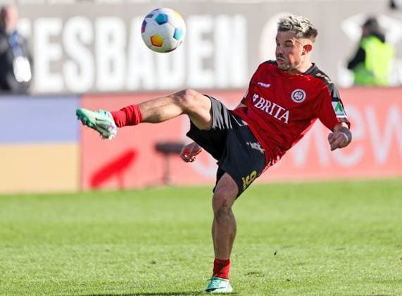 Fussball - 2. BL - SV Wehen Wiesbaden - Hertha BSC Berlin - 27.01.24, Thijmen Goppel (SVWW), (Hertha), -