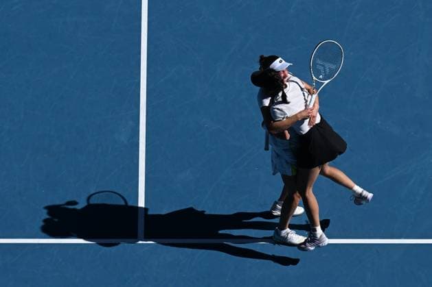 Sport Bilder des Tages TENNIS AUSTRALIAN OPEN, Su-Wei Hsieh of Chinese Taipei and Elise Mertens of Belgium celebrate their Women?s Doubles final win against Lyudmyla Kichenok of Ukraine and Jelena Ostapemko of Latvia on Rod Laver Arena on Day 15 of the 2024 Australian Open at Melbourne Park in Melbourne, Thursday, January 25, 2024. ( NO ARCHIVING, EDITORIAL USE ONLY, NO USE IN BOOKS WITHOUT CONSENT MELBOURNE VICTORIA AUSTRALIA  Copyright: xJAMESxROSSx 20240128001894678319