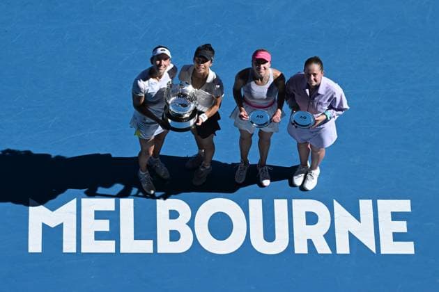 Sport Bilder des Tages TENNIS AUSTRALIAN OPEN, Su-Wei Hsieh (2nd from left) of Chinese Taipei and Elise Mertens (left) of Belgium hold their winners trophy and Lyudmyla Kichenok (2nd from right) of Ukraine and Jelena Ostapenko (right) of Latvia with the runners up trophy following the Women?s Doubles final on Rod Laver Arena on Day 15 of the 2024 Australian Open at Melbourne Park in Melbourne, Thursday, January 25, 2024. ( NO ARCHIVING, EDITORIAL USE ONLY, NO USE IN BOOKS WITHOUT CONSENT MELBOURNE VICTORIA AUSTRALIA  Copyright: xJAMESxROSSx 20240128001894679506
