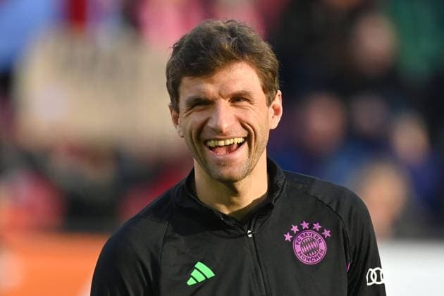Thomas MUELLER (MÜLLER,Bayern Muenchen), lacht,lachen,lachend,optimistisch,gutgelaunt, Aktion,Einzelbild,angeschnittenes Einzelmotiv,Portraet,Portrait,Porträt. Fussball 1. Bundesliga Saison 2023 2024, 19.Spieltag, Spieltag19, FC Augsburg - FC Bayern Muenchen 2-3 am 27.01.2024 ,WWK Arena Augsburg.