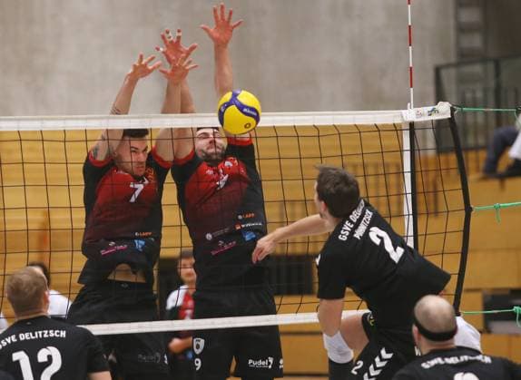 BAU 27.01.2024 Ludwigsburg Volleyball Barock Volleys MTV Ludwigsburg vs. GSVE Delitzsch, v.l. Moritz Langjahr, Niklas Henseling (LB), Karl Erik Pöhntzsch (Delitzsch)