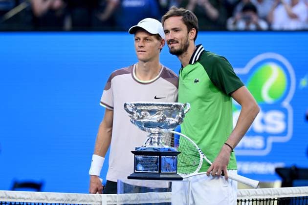 Sport Bilder des Tages TENNIS AUSTRALIAN OPEN, Daniil Medvedev (right) of Russia and Jannik Sinner (left) of Italy pose with the Norman Brookes Challenge Cup ahead ofd the Men?s Singles final on Rod Laver Arena on Day 15 of the 2024 Australian Open at Melbourne Park in Melbourne, Sunday, January 28, 2024. ( NO ARCHIVING, EDITORIAL USE ONLY, NO USE IN BOOKS WITHOUT CONSENT MELBOURNE VICTORIA AUSTRALIA  Copyright: xJOELxCARRETTx 20240128001894702410