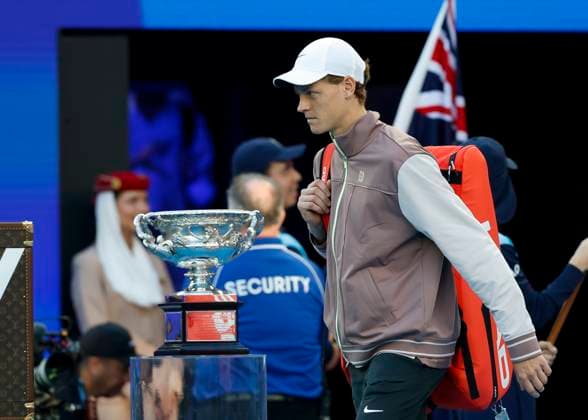 Jannik Sinner (ITA) betritt den Platz, Finale, Endspiel, Australian Open 2024, Melbourne Park, Melbourne, Victoria, Australia. Copyright: xJuergenxHasenkopfx