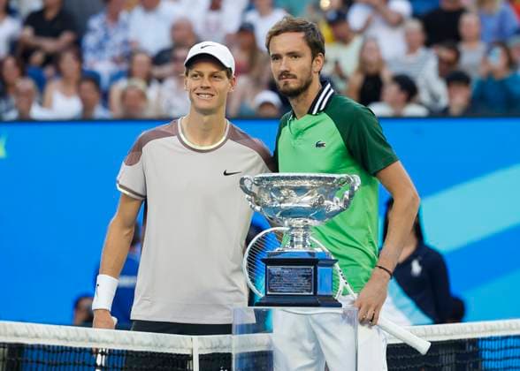 Jannik Sinner (ITA) und Daniil Medvedev posen am Netz fuer ein Foto, Finale, Endspiel, Australian Open 2024, Melbourne Park, Melbourne, Victoria, Australia. Copyright: xJuergenxHasenkopfx