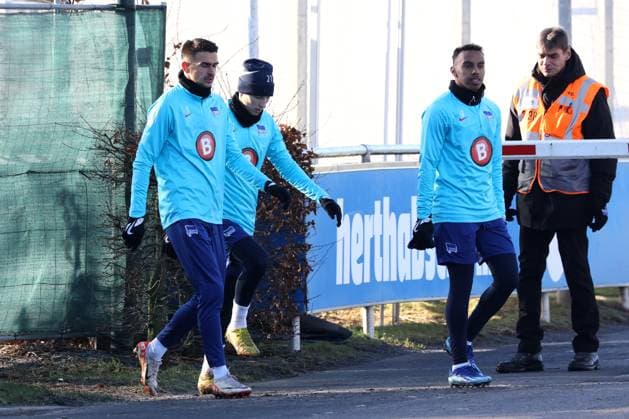DEU, DFL, 2. FBL Hertha BSC, Training, 28.01.2024, Sportforum, Berlin, DEU, DFL, 2. FBL Hertha BSC, Training, im Bild Smail Prevljak (Hertha BSC Berlin 9), Palko Dardai (Hertha BSC Berlin 27), Bilal Hussein (Hertha BSC Berlin 8) DFL - regulations prohibit any use of Photographs as image sequences and or quasi-video Foto: Juergen Engler nordphoto GmbH