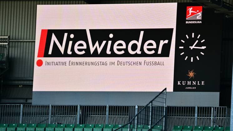 28.01.2024 - Fussball - Saison 2023 2024 - 2. Fussball - Bundesliga - 19. Spieltag: SpVgg Greuther Fürth ( Kleeblatt ) - KSV Holstein Kiel ( Störche ) - Sportfoto Zink - xwoxzix - DFL regulations prohibit any use of photographs as image sequences and or quasi-video - only for editorial use - Anzeigetafel - NIE WIEDER - Initiative Erinnerungstag im Deutschen Fussball