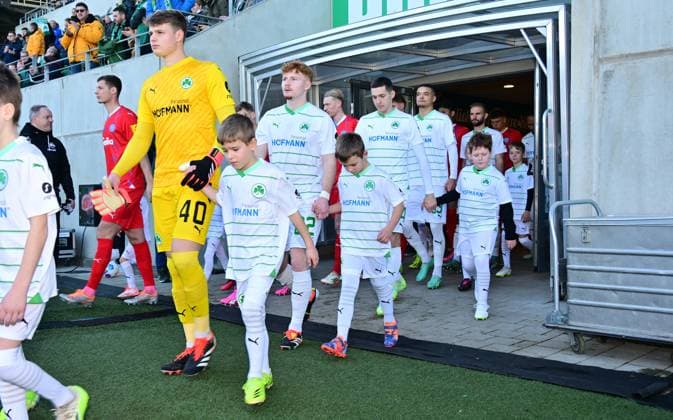 28.01.2024 - Fussball - Saison 2023 2024 - 2. Fussball - Bundesliga - 19. Spieltag: SpVgg Greuther Fürth ( Kleeblatt ) - KSV Holstein Kiel ( Störche ) - Sportfoto Zink - xwoxzix - DFL regulations prohibit any use of photographs as image sequences and or quasi-video - only for editorial use - Jonas Urbig (40, SpVgg Greuther Fürth ) und Mannschaft Team läuft ein