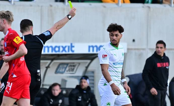 28.01.2024 - Fussball - Saison 2023 2024 - 2. Fussball - Bundesliga - 19. Spieltag: SpVgg Greuther Fürth ( Kleeblatt ) - KSV Holstein Kiel ( Störche ) - Sportfoto Zink - xwoxzix - DFL regulations prohibit any use of photographs as image sequences and or quasi-video - only for editorial use - Alexander Sather ( Schiedsrichter ) zeigt Armindo Sieb (30, SpVgg Greuther Fürth ) gelbe Karte Gelb