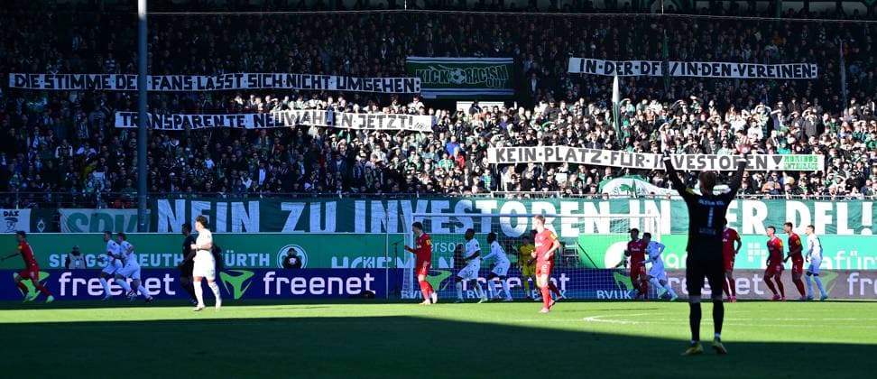 28.01.2024 - Fussball - Saison 2023 2024 - 2. Fussball - Bundesliga - 19. Spieltag: SpVgg Greuther Fürth ( Kleeblatt ) - KSV Holstein Kiel ( Störche ) - Sportfoto Zink - xwoxzix - DFL regulations prohibit any use of photographs as image sequences and or quasi-video - only for editorial use - Kleeblattfans Fans Fanblock - Protest gegen Investoren
