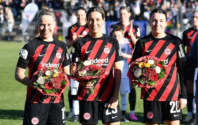 28.01.2024, xhbx, Fussball 1.Bundesliga Damen, Eintracht Frankfurt Frauen - 1. FC Köln emspor, v.l. Pia-Sophie Wolter (Eintracht Frankfurt Damen), Camilla Küver (Eintracht Frankfurt Damen),, Barbara Dunst (Eintracht Frankfurt Damen) Ehrungen (DFL DFB REGULATIONS PROHIBIT ANY USE OF PHOTOGRAPHS as IMAGE SEQUENCES and or QUASI-VIDEO) Frankfurt am Main