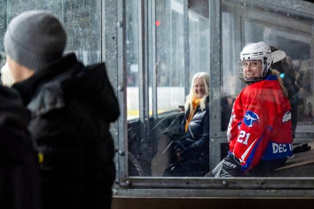 EISHOCKEY - Anni Friesinger-Postma am 27.01.2024 während eines Freundschaftsspieles auf der Strafbank - Lady Hawks Inzell : Lady Dogs Bad Aibling in der Max Aicher Arena, Inzell, Deutschland - Foto: ERNST WUKITS - *** EISHOCKEY Anni Friesinger Postma on 27 01 2024 during a friendly game on the penalty bench Lady Hawks Inzell Lady Dogs Bad Aibling in the Max Aicher Arena, Inzell, Germany Photo ERNST WUKITS