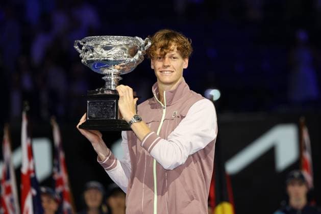 Bilder des Jahres 2024, Sport 01 Januar Sport Themen der Woche KW04 Sport Bilder des Tages Sport Bilder des Tages Tennis 2024: Australian Open Day 15 January 28, 2024: 4th seed JANNIK SINNER of Italy poses with the Norman Brookes Challenge Cup after winning the Men s Singles Final match against Danil Medvedev of the Russian Federation on Rod Laver Arena on day 15 of the 2024 Australian Open in Melbourne, Australia. Sydney Low Cal Media(Credit Image: Â Sydney Low Cal Sport Media) California USA EDITORIAL USE ONLY Copyright: xx ZUMA-20240128_faf_c04_013.jpg SydneyxLowx csmphotothree228166