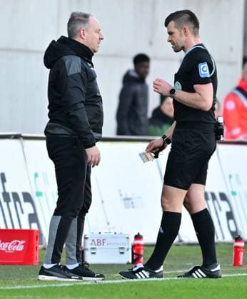 28.01.2024 - Fussball - Saison 2023 2024 - 2. Fussball - Bundesliga - 19. Spieltag: SpVgg Greuther Fürth ( Kleeblatt ) - KSV Holstein Kiel ( Störche ) - Sportfoto Zink - xwoxzix - DFL regulations prohibit any use of photographs as image sequences and or quasi-video - only for editorial use - Alexander Sather ( Schiedsrichter ) bei Alexander Zorniger ( Trainer SpVgg Greuther Fürth )