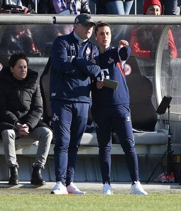 28.01.2024, xhbx, Fussball 1.Bundesliga Damen, Eintracht Frankfurt Frauen - 1. FC Köln emspor, v.l. Trainer Daniel Weber (1.FC Köln Damen), Co-Trainer Mirella Junker (1.FC Köln Damen) (DFL DFB REGULATIONS PROHIBIT ANY USE OF PHOTOGRAPHS as IMAGE SEQUENCES and or QUASI-VIDEO) Frankfurt am Main