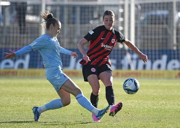 28.01.2024, xhbx, Fussball 1.Bundesliga Damen, Eintracht Frankfurt Frauen - 1. FC Köln emspor, v.l. Alena Bienz (1.FC Köln Damen), Verena Hanshaw (Eintracht Frankfurt Damen) zautz (DFL DFB REGULATIONS PROHIBIT ANY USE OF PHOTOGRAPHS as IMAGE SEQUENCES and or QUASI-VIDEO) Frankfurt am Main