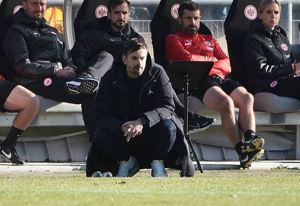 28.01.2024, xhbx, Fussball 1.Bundesliga Damen, Eintracht Frankfurt Frauen - 1. FC Köln emspor, v.l. Trainer Niko Arnautis (Eintracht Frankfurt Damen) (DFL DFB REGULATIONS PROHIBIT ANY USE OF PHOTOGRAPHS as IMAGE SEQUENCES and or QUASI-VIDEO) Frankfurt am Main