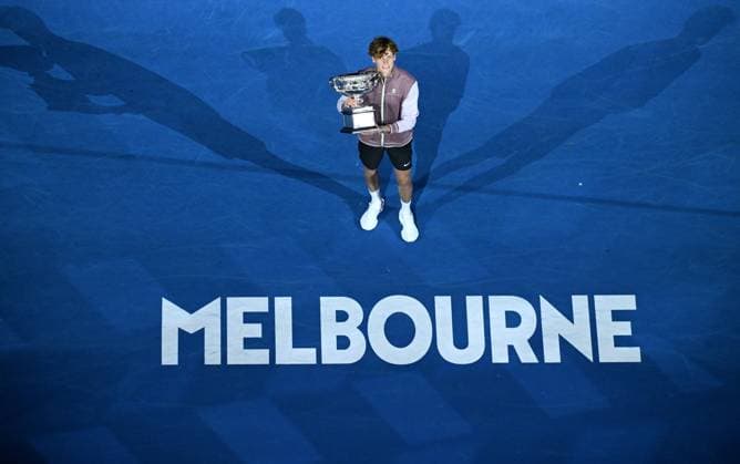 TENNIS AUSTRALIAN OPEN, Jannik Sinner of Italy poses for photographs with the Norman Brookes Challenge Cup after winning the Men?s Singles final against Daniil Medvedev of Russia on Rod Laver Arena on Day 15 of the 2024 Australian Open at Melbourne Park in Melbourne, Sunday, January 28, 2024. ( NO ARCHIVING, EDITORIAL USE ONLY, NO USE IN BOOKS WITHOUT CONSENT MELBOURNE VICTORIA AUSTRALIA  Copyright: xJAMESxROSSx 20240129001894775919