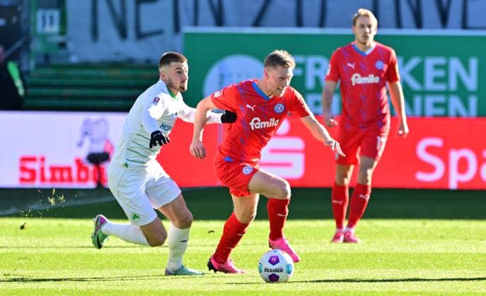 28.01.2024 - Fussball - Saison 2023 2024 - 2. Fussball - Bundesliga - 19. Spieltag: SpVgg Greuther Fürth ( Kleeblatt ) - KSV Holstein Kiel ( Störche ) - Sportfoto Zink MeZi - xmexzix - DFL regulations prohibit any use of photographs as image sequences and or quasi-video - only for editorial use - Lukas Petkov (16, SpVgg Greuther Fürth, links ) Jonas Sterner (32, Holstein Kiel )