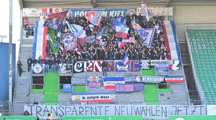 28.01.2024 - Fussball - Saison 2023 2024 - 2. Fussball - Bundesliga - 19. Spieltag: SpVgg Greuther Fürth ( Kleeblatt ) - KSV Holstein Kiel ( Störche ) - Sportfoto Zink MeZi - xmexzix - DFL regulations prohibit any use of photographs as image sequences and or quasi-video - only for editorial use - Fans Fanblock Kiel - Protest Investoren DFL Neuwahlen