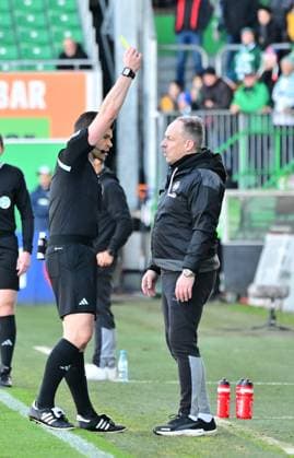 28.01.2024 - Fussball - Saison 2023 2024 - 2. Fussball - Bundesliga - 19. Spieltag: SpVgg Greuther Fürth ( Kleeblatt ) - KSV Holstein Kiel ( Störche ) - Sportfoto Zink MeZi - xmexzix - DFL regulations prohibit any use of photographs as image sequences and or quasi-video - only for editorial use - Alexander Sather ( Schiedsrichter ) zeigt Alexander Zorniger ( Trainer SpVgg Greuther Fürth ) gelbe Karte Gelb