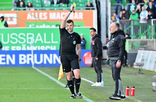 28.01.2024 - Fussball - Saison 2023 2024 - 2. Fussball - Bundesliga - 19. Spieltag: SpVgg Greuther Fürth ( Kleeblatt ) - KSV Holstein Kiel ( Störche ) - Sportfoto Zink MeZi - xmexzix - DFL regulations prohibit any use of photographs as image sequences and or quasi-video - only for editorial use - Alexander Sather ( Schiedsrichter ) zeigt Alexander Zorniger ( Trainer SpVgg Greuther Fürth ) gelbe Karte Gelb
