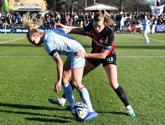 28.01.2024, xhbx, Fussball 1.Bundesliga Damen, Eintracht Frankfurt Frauen - 1. FC Köln emspor, v.l. Janina Hechler (1.FC Köln Damen), Laura Freigang (Eintracht Frankfurt Damen) (DFL DFB REGULATIONS PROHIBIT ANY USE OF PHOTOGRAPHS as IMAGE SEQUENCES and or QUASI-VIDEO) Frankfurt am Main