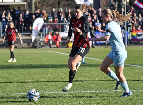 28.01.2024, xhbx, Fussball 1.Bundesliga Damen, Eintracht Frankfurt Frauen - 1. FC Köln emspor, v.l. Barbara Dunst (Eintracht Frankfurt Damen), Carlotta Imping (1.FC Köln Damen) (DFL DFB REGULATIONS PROHIBIT ANY USE OF PHOTOGRAPHS as IMAGE SEQUENCES and or QUASI-VIDEO) Frankfurt am Main